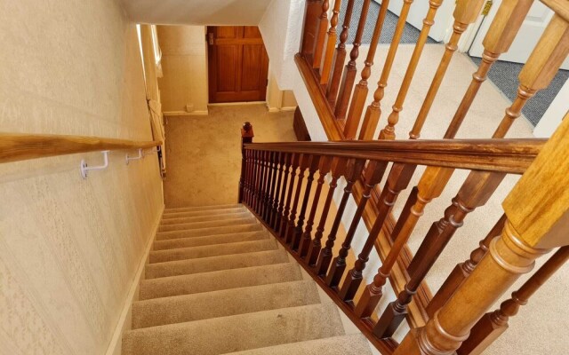 Immaculate 3-bed House With Free Parking in Bolton