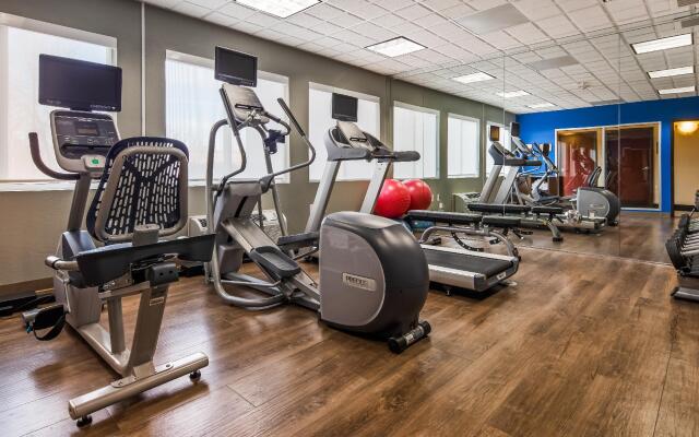 Holiday Inn Express & Suites Detroit - Farmington Hills by IHG