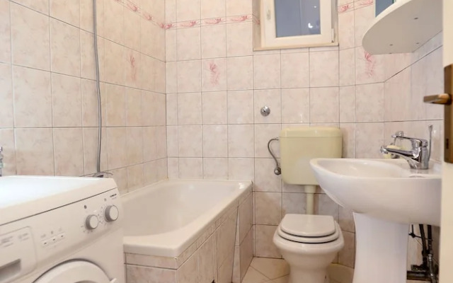 Remarkable 2-bed Apartment in Okrug Gornji