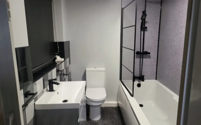 Stoke-on-trent - Apartment - Sleeps 5 - Parking