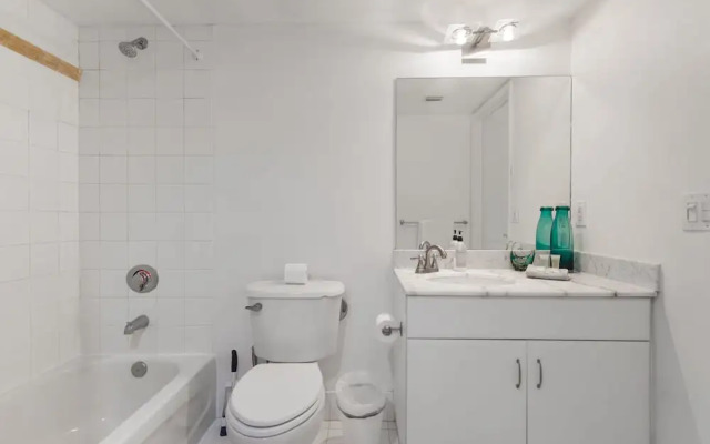 Stunning Condo on 31st Floor