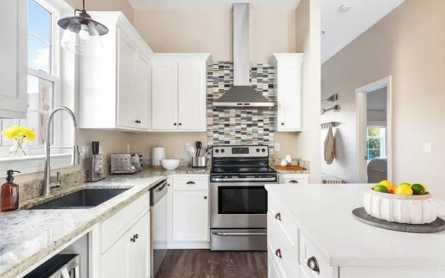 Sleeps 18! Private Pool, Hot Tub, Near Beach Miramar Dream House by Avantstay