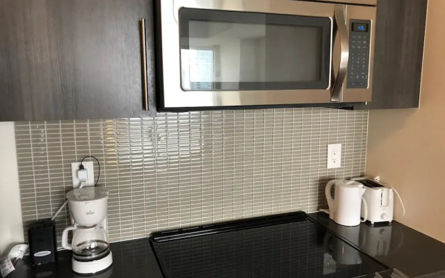 Deluxe Corner Suite - By Elite Suites