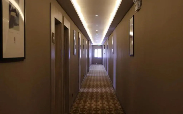 Ji Hotel (Zhenjiang Railway Station South Square)