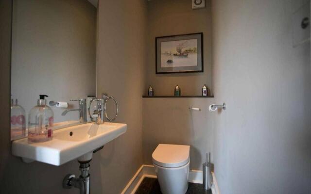 Medieval Town House - Walled Garden Sleeps 8