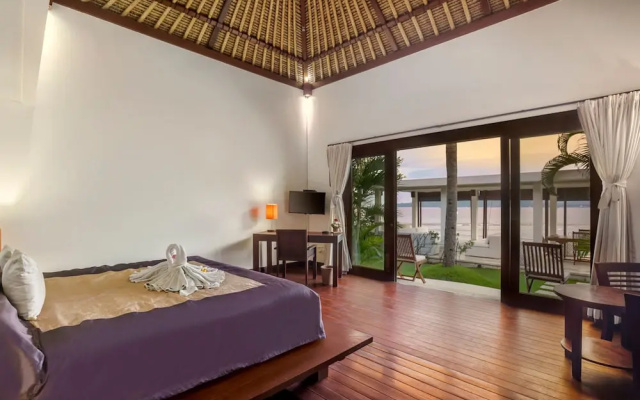 Villa Blanca by Alfred in Bali - Modern Luxury 5 Bdr Oceanfront Villa in Candidasa – Guest Rooms – Candi Dasa