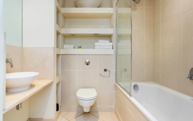 Plush Apartment In London With Balcony