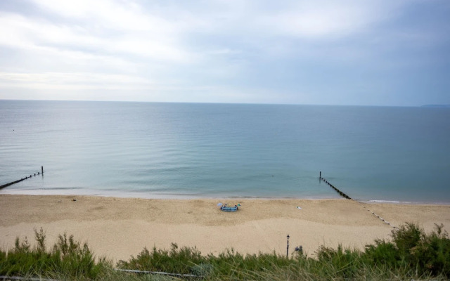 Stunning 2 bed Seaside Apartment With Sea Views