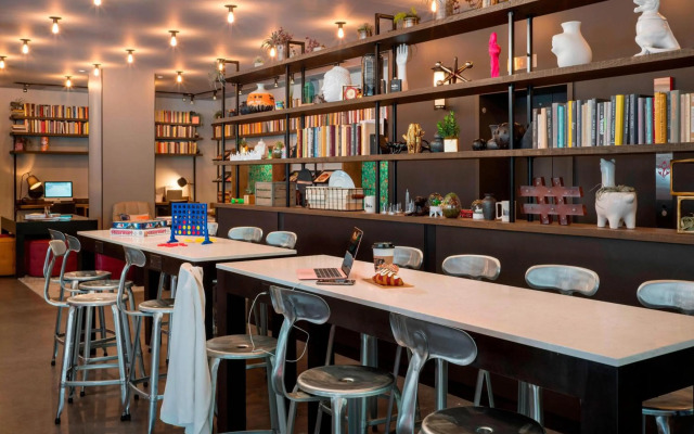 Moxy Chicago Downtown