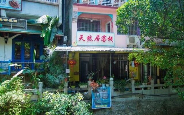 Yangshuo Xijie Tianranju Hotel