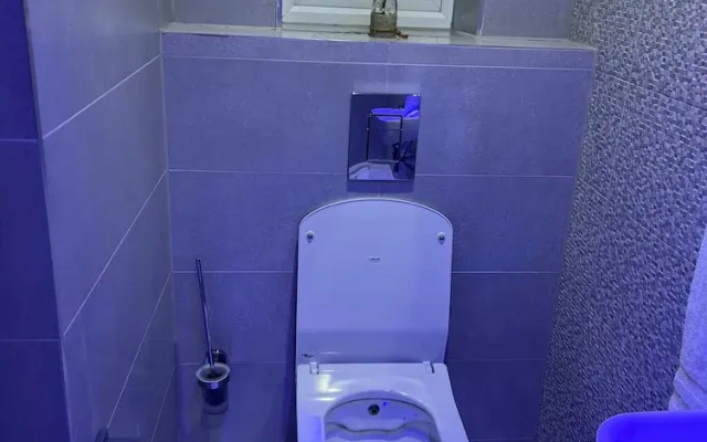 Stylish 6-bed Retreat With Parking and Jacuzzi