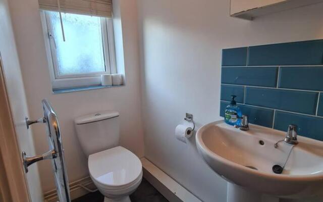 Groundfloor 1 bedroom apartment with free parking!