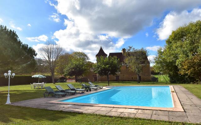 Vintage Holiday Home in Besse with Swimming Pool
