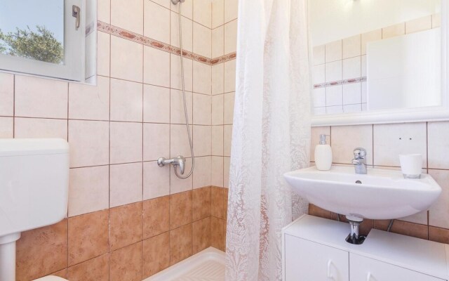 Beautiful Home in Cubani With Wifi and 2 Bedrooms