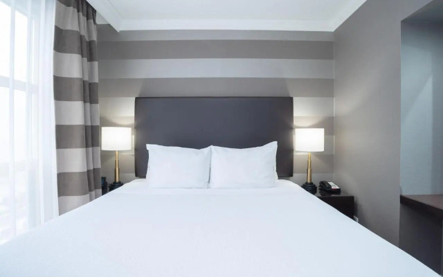 Stage West All-Suite Hotel & Theatre Restaurant