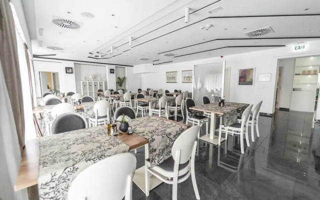Santiny Hotel & Restaurant