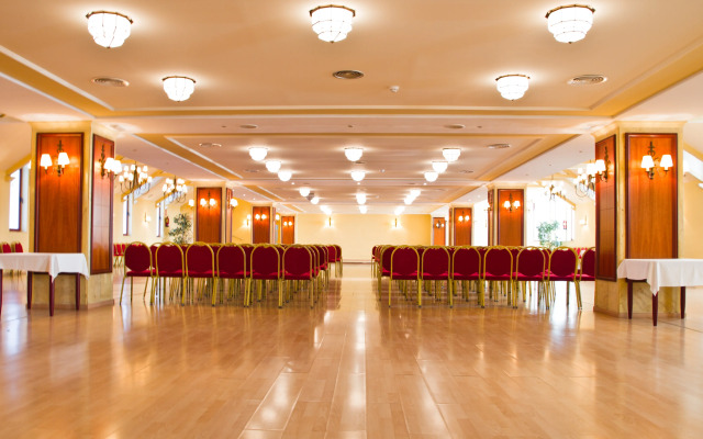 Las Palmeras Affiliated by FERGUS Hotel 