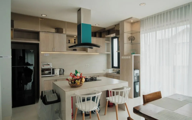 Radiance Hill View 10BR Villa with a Private heated swimming Pool