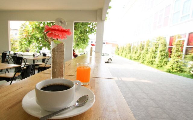 The Zell Budget Hotel Buriam