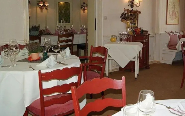 Restaurant At Keller Hotel