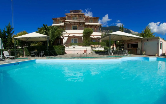 Nostos Studios & Apartments