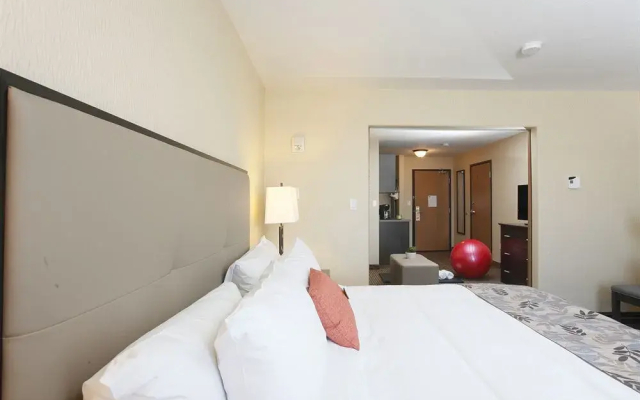 Pomeroy Inn & Suites at Olds