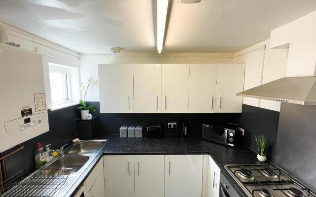 Canterbury Modern 6 Bedroom House with Hot Tub