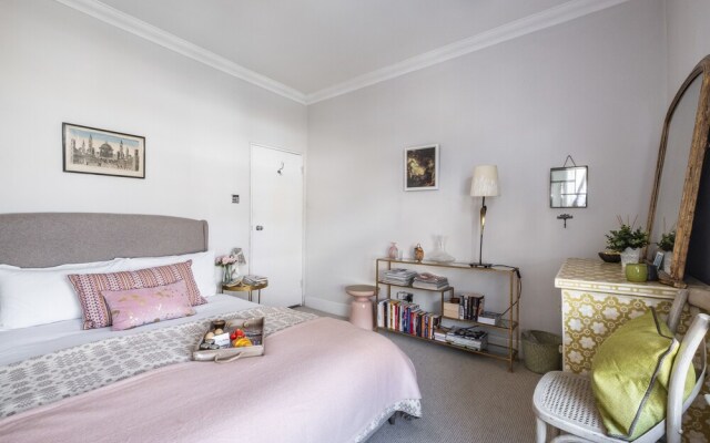 Stunning Colville Gardens Apartment - ADCT