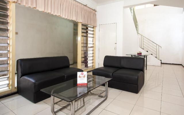 OYO 143 Dukuh Kupang Residence