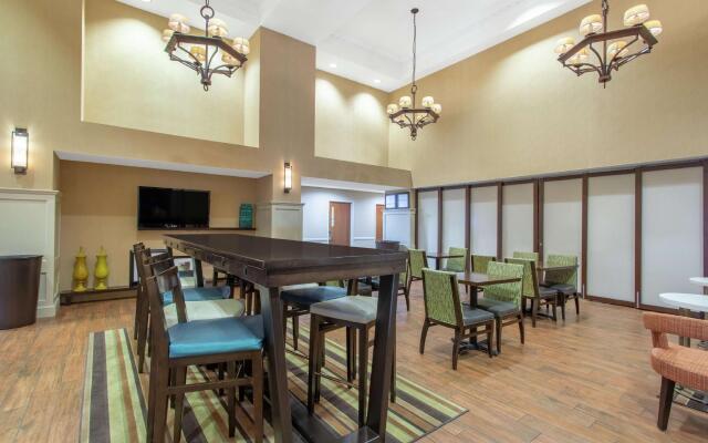 Hampton Inn & Suites Albany Airport