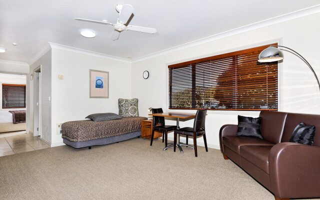 Whangaparaoa Lodge Motel