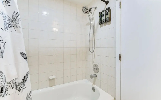Pet-friendly Abode, 2 Mi to Dtwn Evanston!