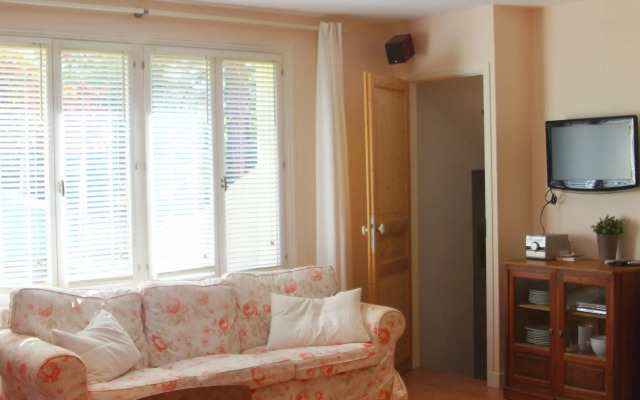 Lovely Country Cottage in Valreas with Swimming Pool