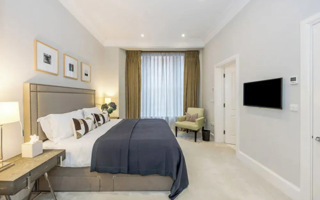 Buckingham & Lloyds Knightsbridge