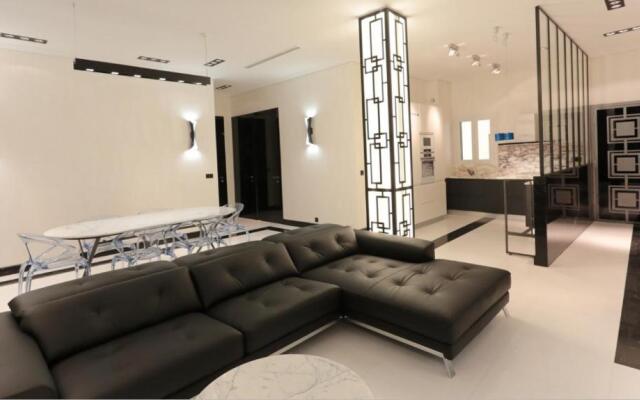 110 m2 golden square, renovated, 20metres croisette, parking private