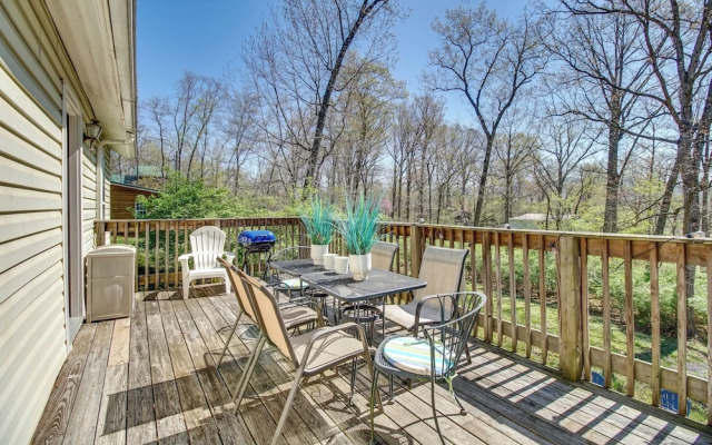 Homey Luray Cabin w/ Fire Pit & Deck!