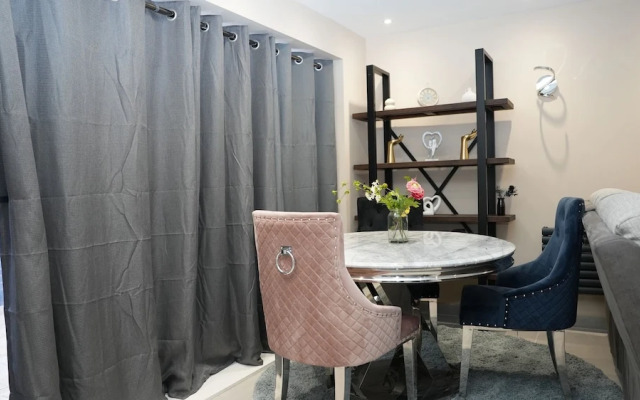 Charming London House - Sleeps 4 & Outdoor Space