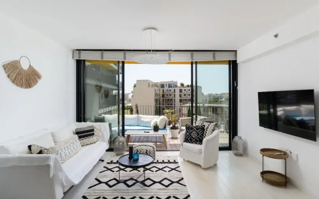 Beach House Style Condo & Pool