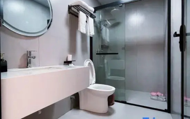 Xiyue Four Seasons Hotel (Nanjing Lukou International Airport Tongshan Subway Station)