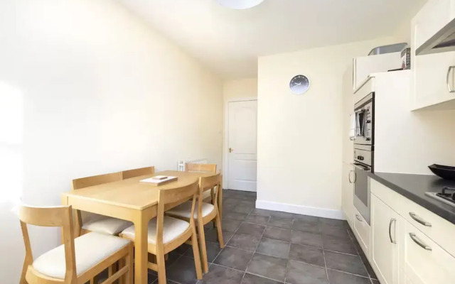 Modern Flat with Free Parking