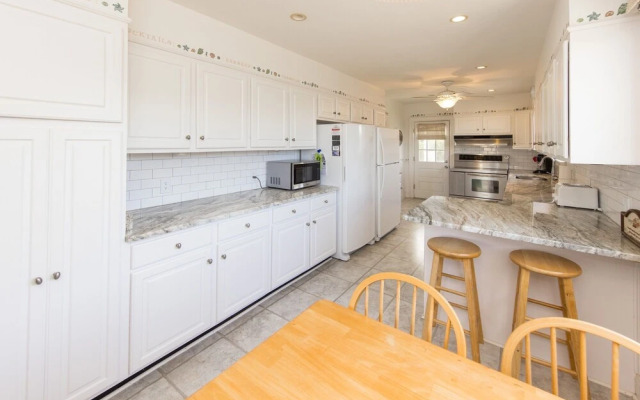 Harshaw Beach House 6 Bedroom Home by Redawning