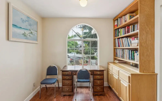 Russell House Near Hollywood & Griffith Park 3 Bedroom Home
