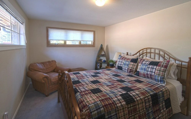 Lakefront Home, Private Hot Tub,marina..