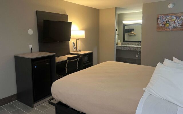 Econo Lodge Inn & Suites