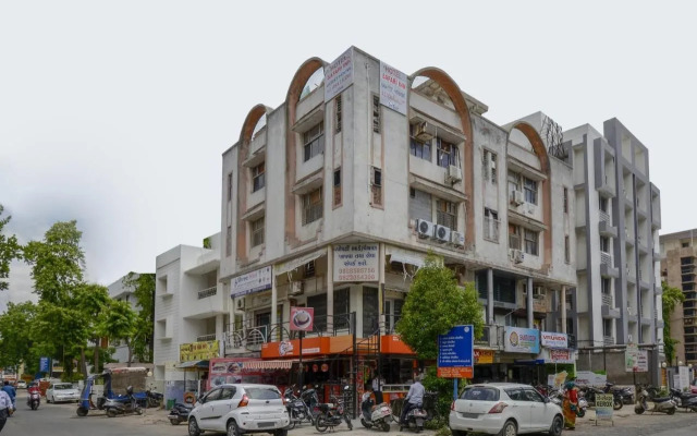 OYO 70998 Hotel Safari Inn