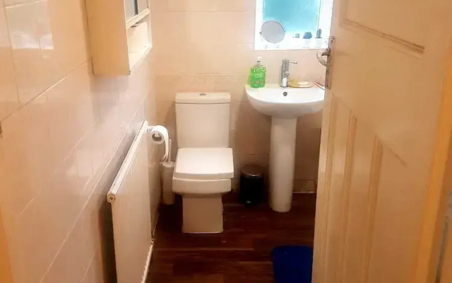 Budget House In Gants Hill