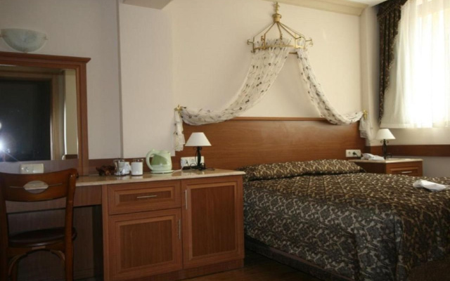 Peninsula Grand Hotel