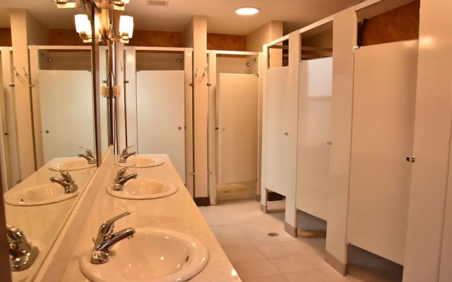 Party Hostel- Canmore Hotel Hostel