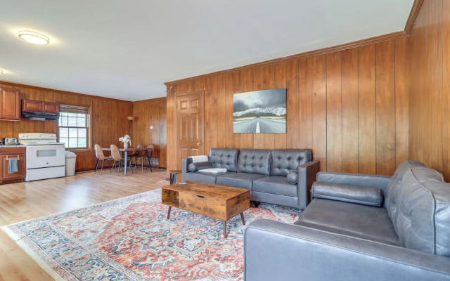 7 Mi to Downtown Toledo: Pet-friendly Apartment