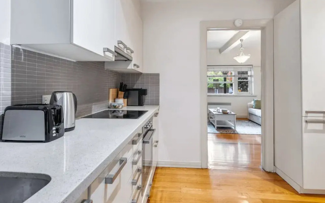 Charming 2-bed Apartment With Fireplace & Parking